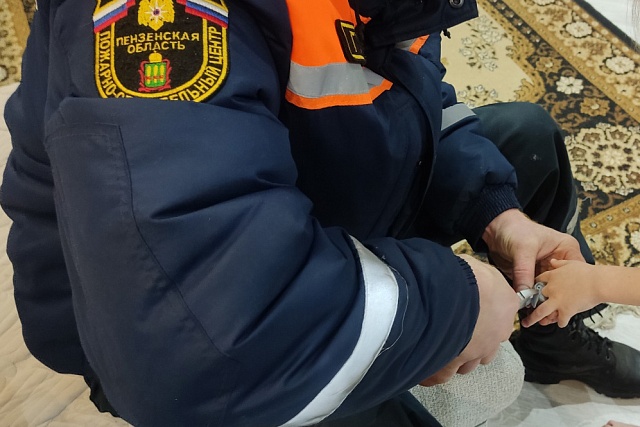 Спасатели освободили палец ребенка, застрявший в металлической трубке